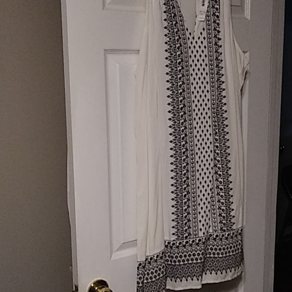 Sleeveless black white dress